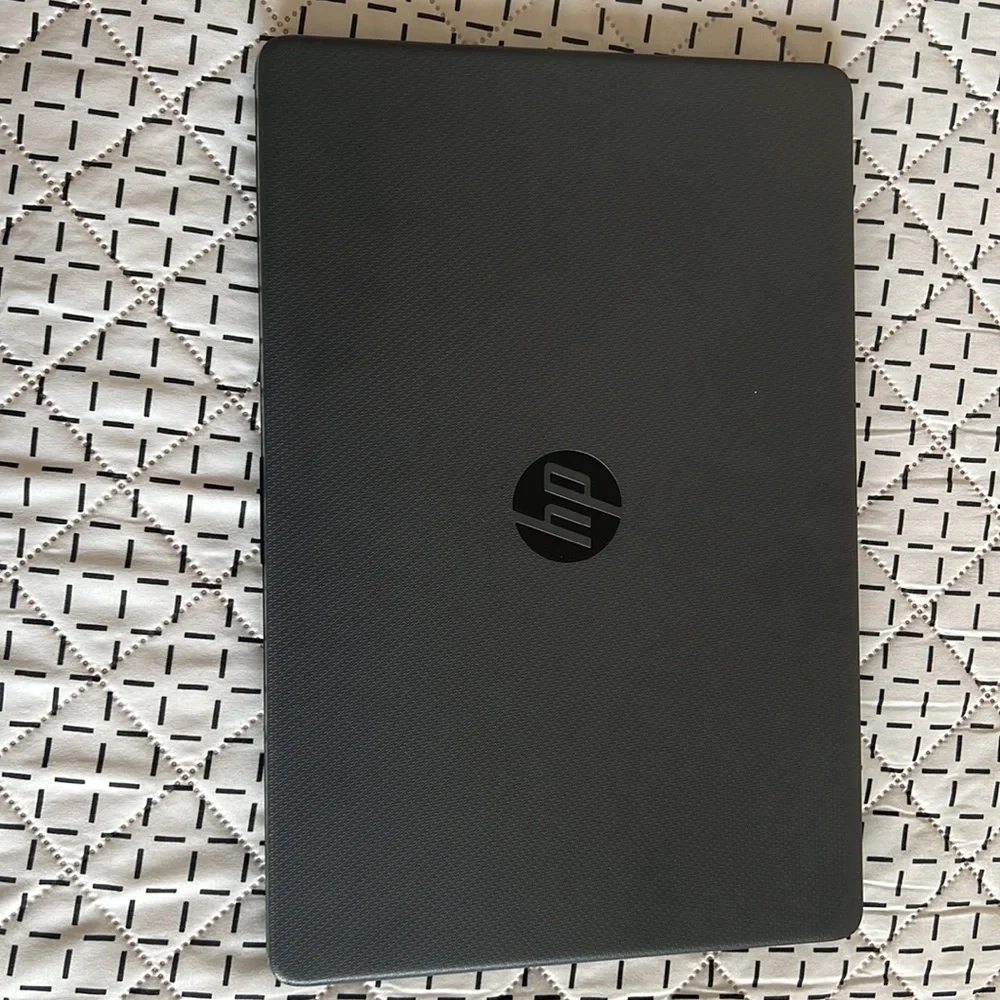 This is an hp laptop with a dark gray colors and 116go that I used for 2month